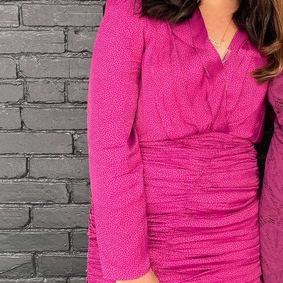 SUPER FLATTERING RUCHED V NECK PINK AND BLACK POLKA DOT DRESS - Picture 4 of 4